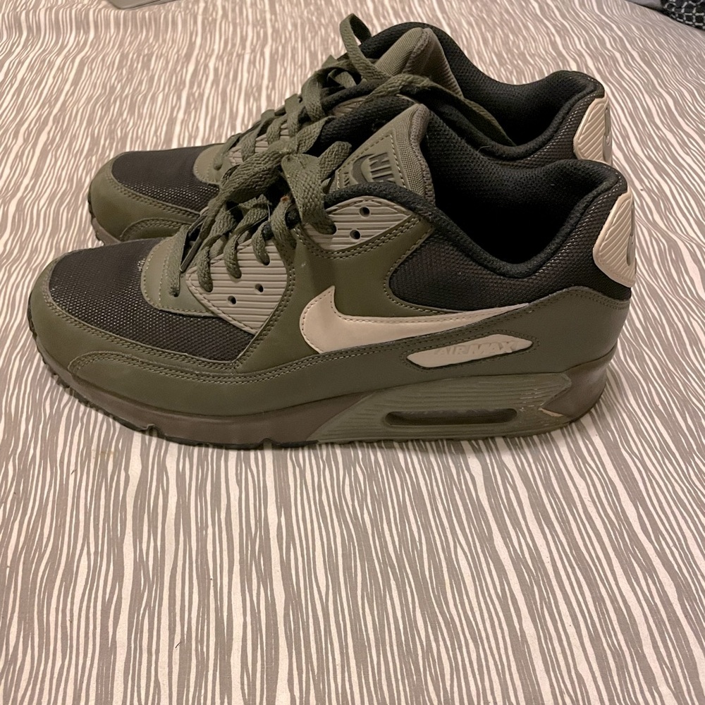 Nike men’s air max 10.5 US good condition